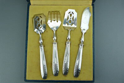 Lot de pièces en métal argenté dont une coupe ERCUIS, plats de service chantournés, 12 cuillères