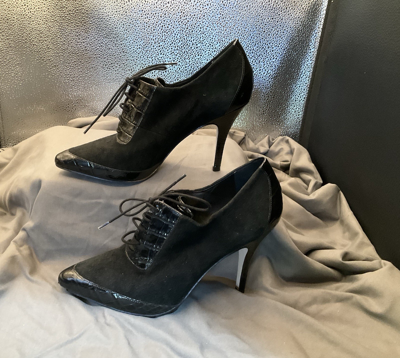 BANANA REPUBLIC -Vintage Look Black Patent Leather W/Suede Lace Up Pump Size 7