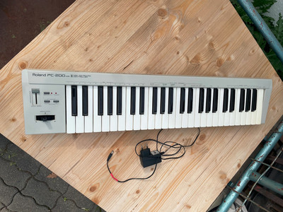 ROLAND PC-200 MK II Midi Keyboard Controller