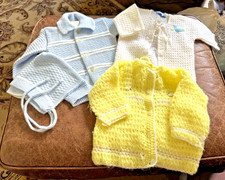3 Cute Vintage 80s Soft Acrylic Baby Sweaters & 1 Cap Blue Yellow White 3-12m ?