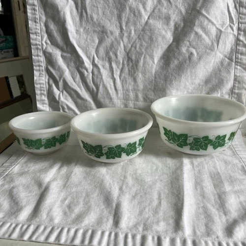 Vintage Hazel Atlas 3 Pc White Milk Glass Green Ivy Leaf Nesting Mixing Bowls