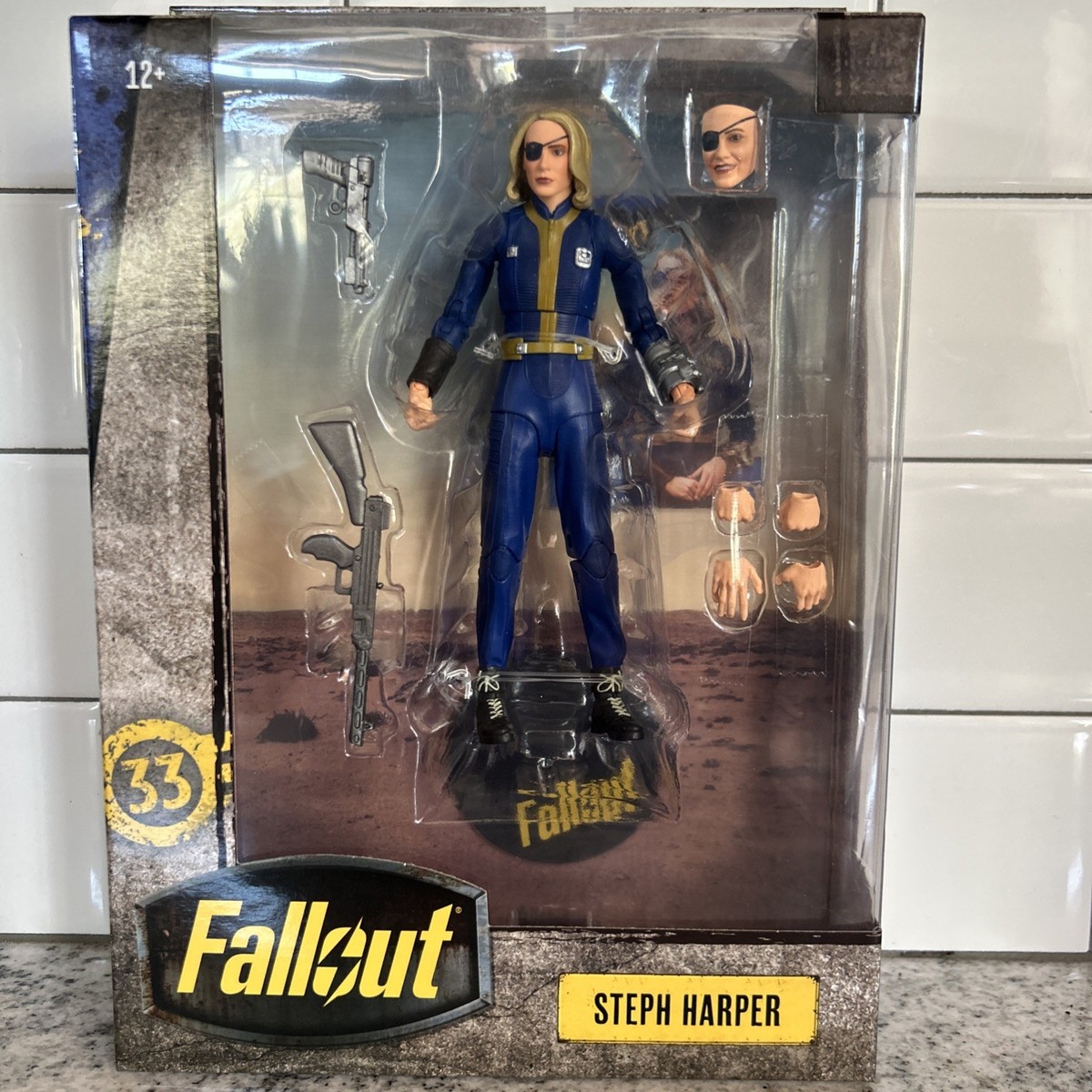 マクファーレントイズ　フォールアウト　ステフ・ハーパー　フィギュア Amazon.com: McFarlane Toys- Fallout Steph Harper 7in Deluxe Action
