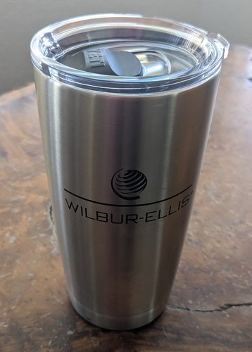 Yeti Rambler 20 oz. Isolierbecher Edelstahl Magslider Deckel sagt Wilber-Ellis