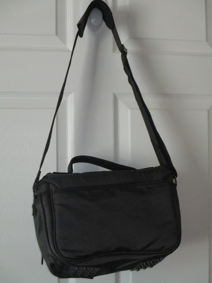 Estuche para cámara Nikon negro bolsa hebilla frontal cierre mango acolchado cremallera superior buena pre Foto 2 de 4