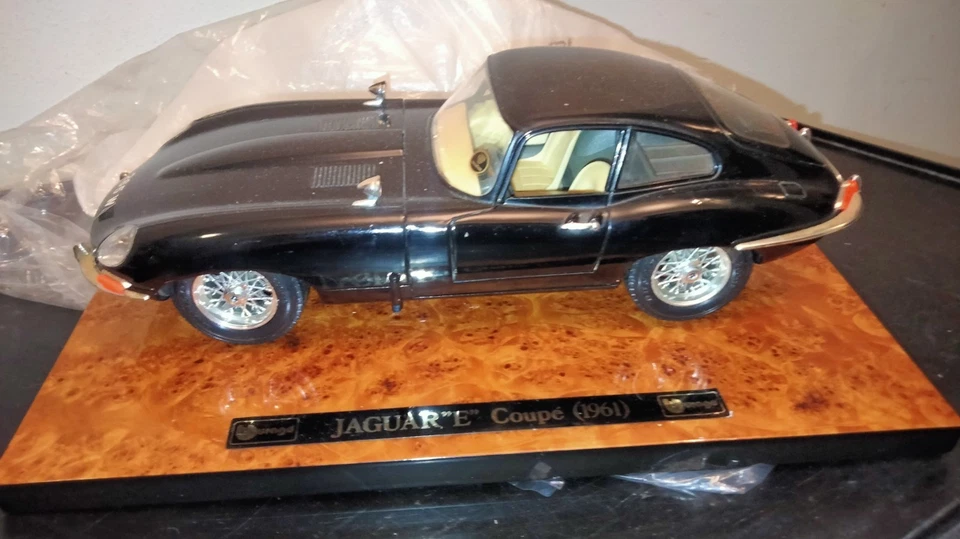 Jaguar E type coupe nera Diabolik su legno Burago 1/18 - Immagine 2 di 4
