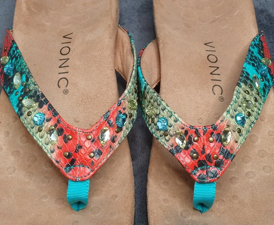 Sandalias chanclas Vionic para mujer 7 Lucia con estampado de serpiente tachonadas pedrería Foto 3 de 4