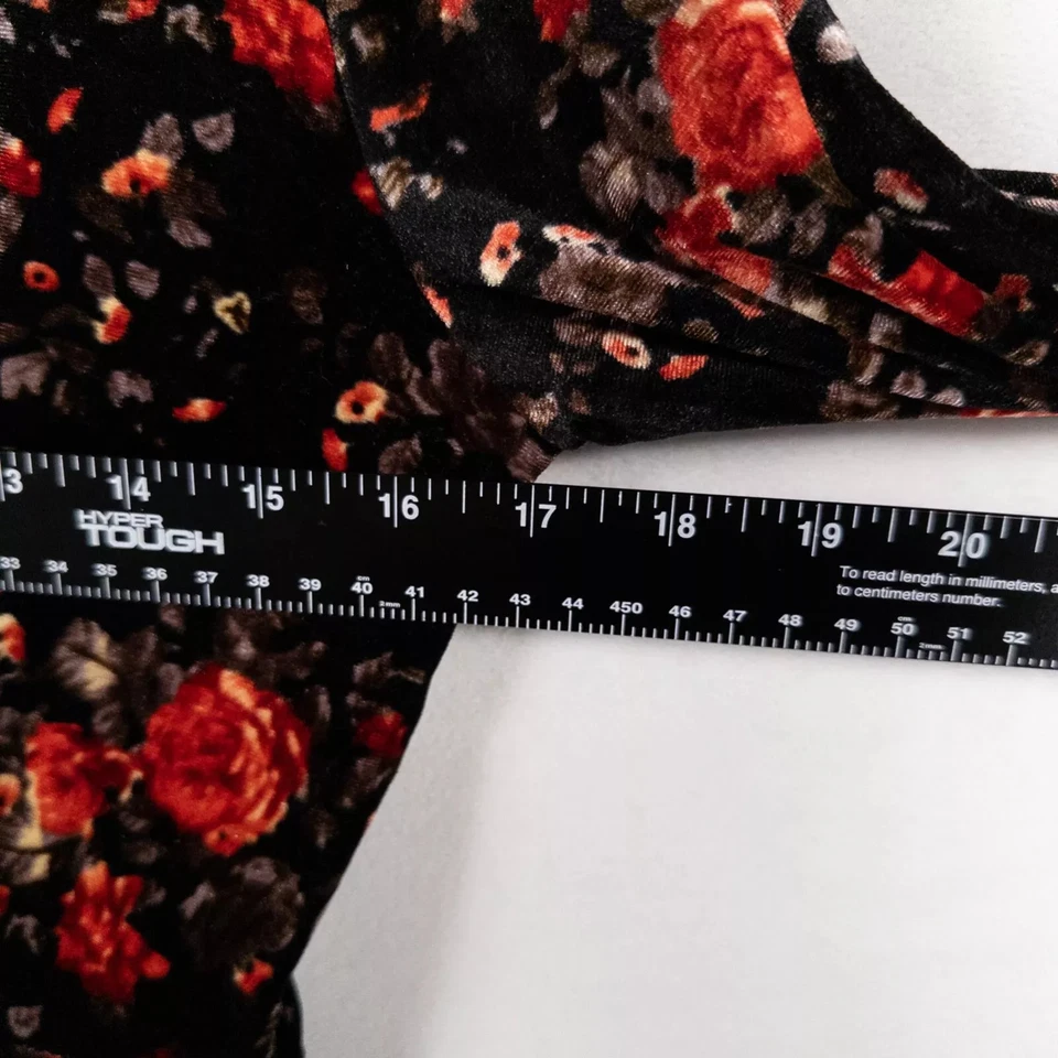 Mameluco floral negro con cuello en V profundo manga larga terciopelo Charlotte Russe, talla pequeña Foto 3 de 4