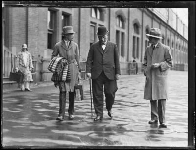 Senator Newland arriving Central Station Sydney 4 February 1931 1 Old Photo