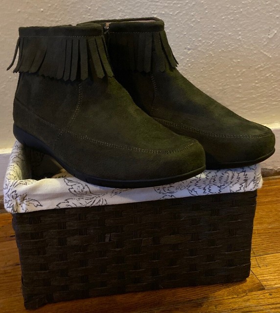 Comfortview Women’s Marion Olive Green Ankle Fringe Boots. Size 7.5
