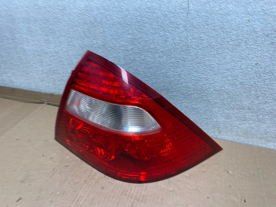 Luz trasera lateral derecha Ford Five Hundred 2005 2006 2007 pasajero OEM U7152 DW Foto 2 de 4