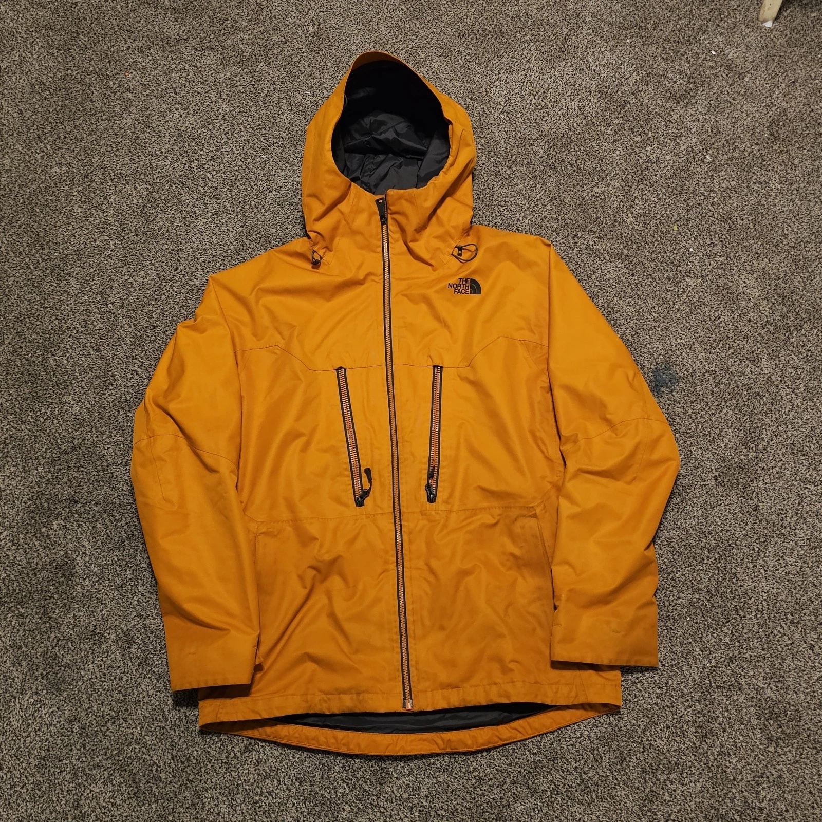 The North Face orange ski jacket #skiwear #outdoor #thenorthface #jacket