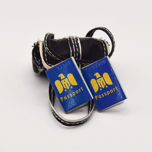 Cartera Muñeca Mary-Kate & Ashley con 2 Accesorios Pasaporte - Bolso de Mano Negro Blanco - Imagen 2 de 5