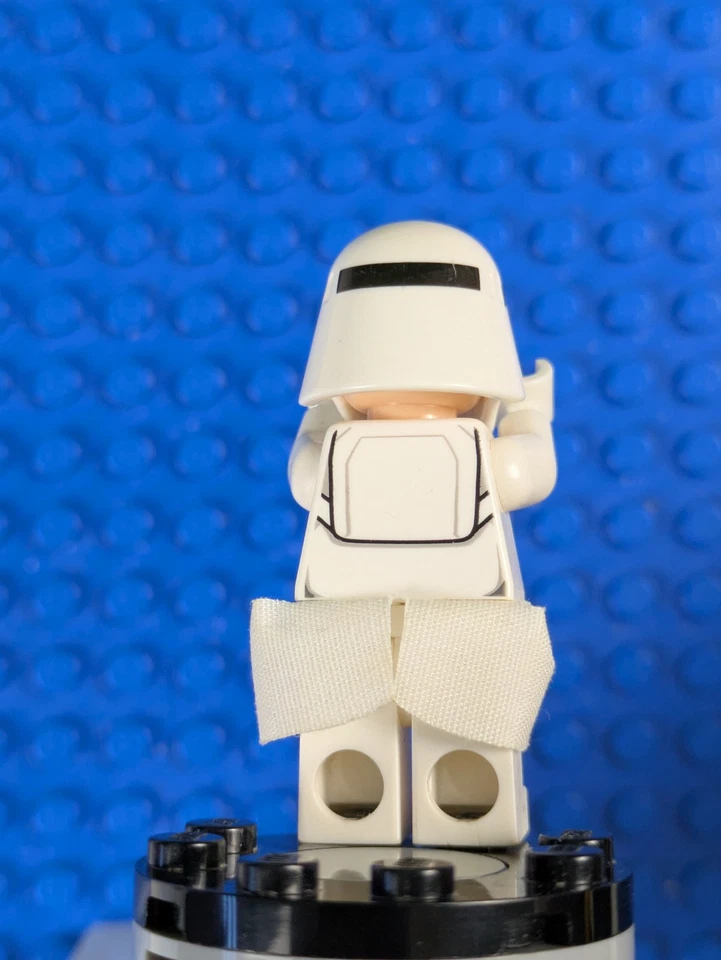 Lego Star Wars: First Order Snowtrooper with Kama sw0657 Set 75100 - Image 4 of 4