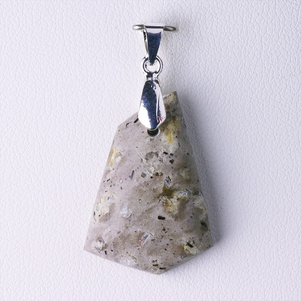 Pendentif trachyte du Puy-de-Dôme 17,28 ct en argent, idée cadeau unique