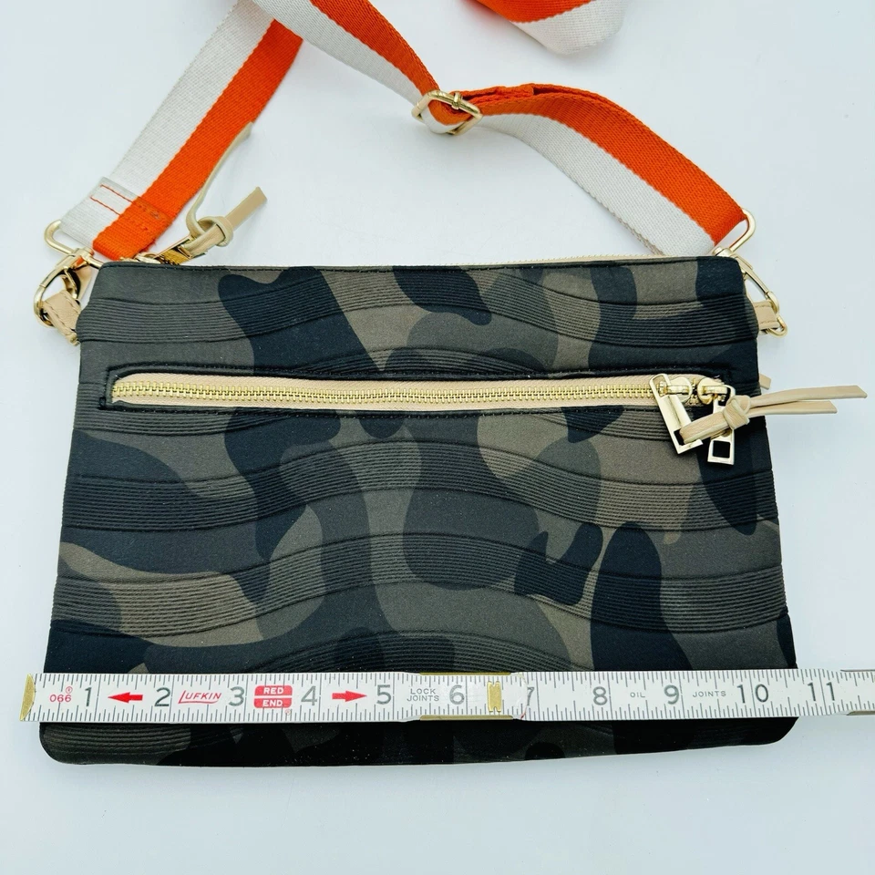 Bolso Bandolera Sondra Roberts Cuadrado Camuflaje Verde Negro Con Correa Naranja y Beige Foto 2 de 4