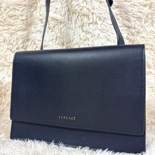 Borsa a tracolla Versace nera in pelle saffiano con patta e logo argento 24 cm