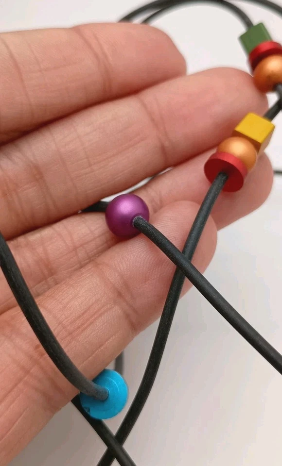 Collar de aluminio multicolor. Cuentas geométricas sobre cordón de goma negro. 70" Foto 3 de 4