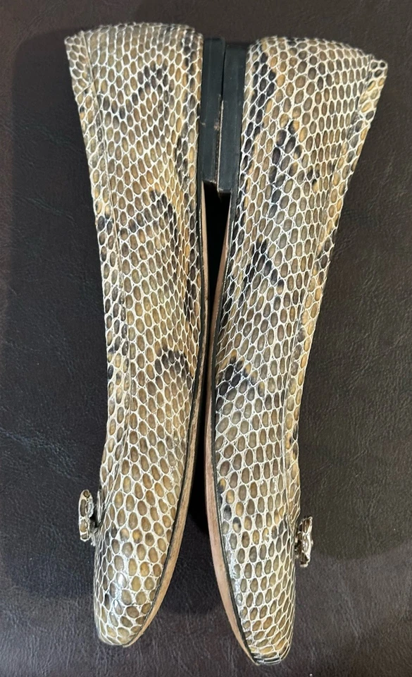 Zapatos planos de charol en relieve de piel de serpiente marrón Stuart Weitzman talla 7,5 Ret $275 Foto 3 de 4