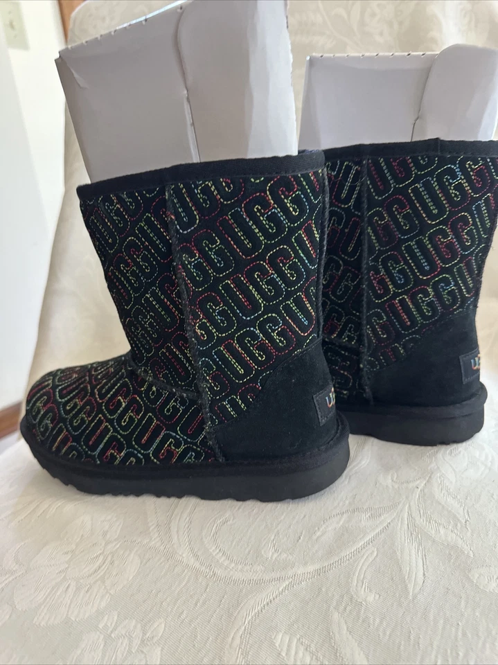 Botas UGG Clásicas Gráficas Puntada Niños Negras Talla US 6 NUEVAS SIN CAJA Foto 3 de 4