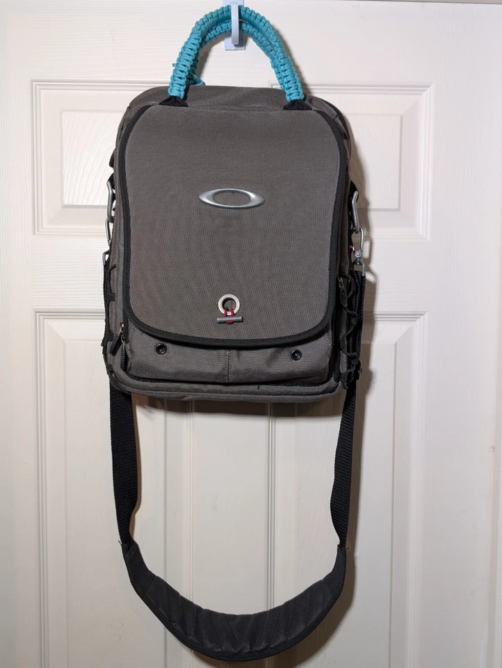 OAKLEY Y2K Gris Táctico Equipo de Campo Vertical Mensajero Paquete de Día Bolso para Laptop De Colección Foto 2 de 4
