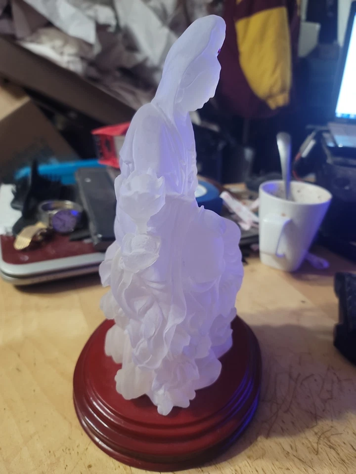 "Estatua blanca esmerilada Guanyin Kwan Yin Diosa de la Misericordia sobre soporte rojo - resina de 11""" Foto 3 de 4