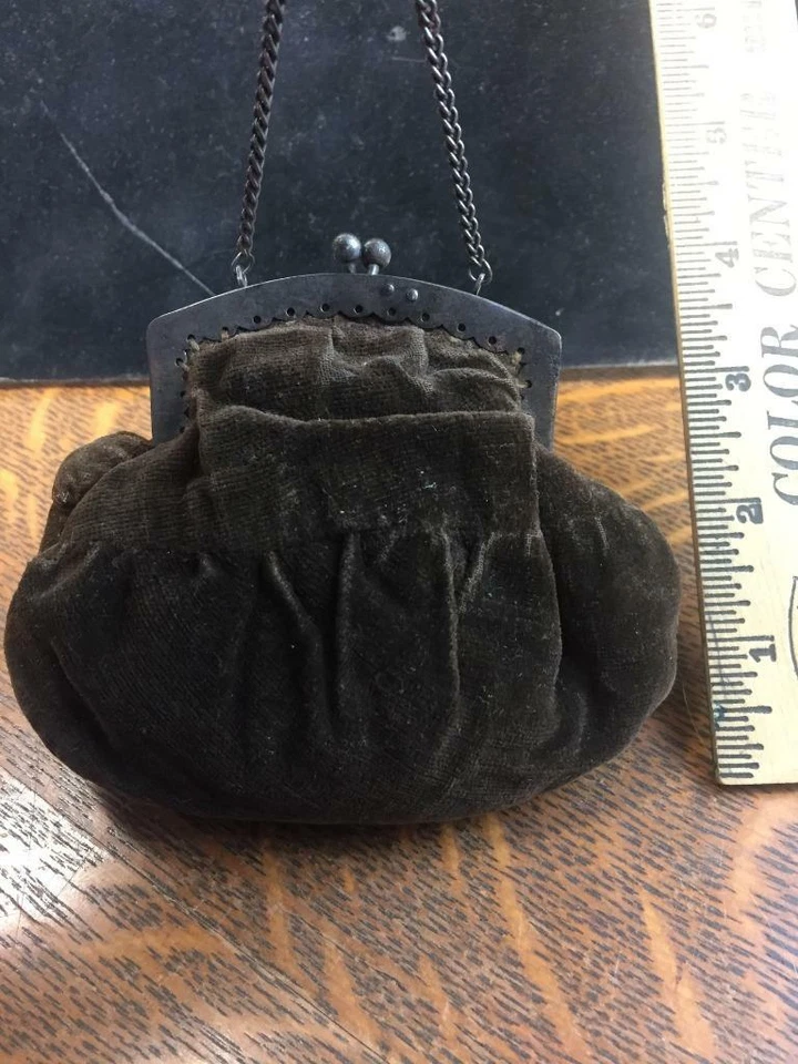 Антикварная изящная коричневая бархатная сумочка ручной работы 1800-х годов с серебряной металлической рамкой и цепочкой на ручке - Изображение 3 из 4