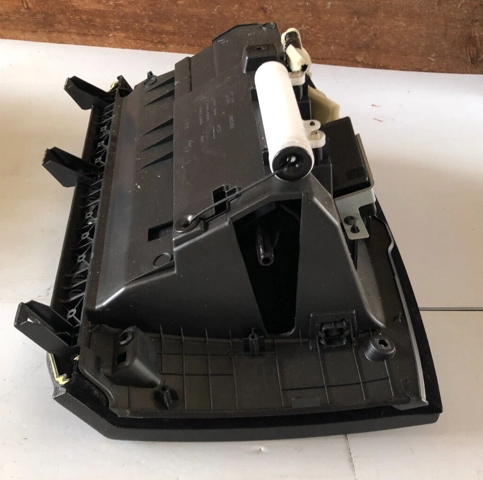 Guantera Infiniti QX50 2014-2017 puerta de almacenamiento en tablero, negra Foto 4 de 4