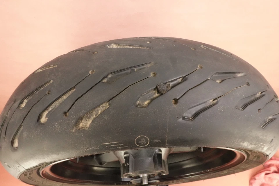 Llanta trasera Michelin 180/55 ZR17 2001-2003 Suzuki GSXR 600 GSXR600 Foto 2 de 4