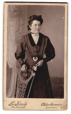Fotografie Fr. Kienzle, Stuttgart, Breite St. 2, Portrait junge Dame im modisch 