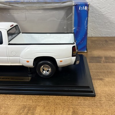 1:18 Die-Cast Model Truck Chevrolet Silverado 3500 White Dually