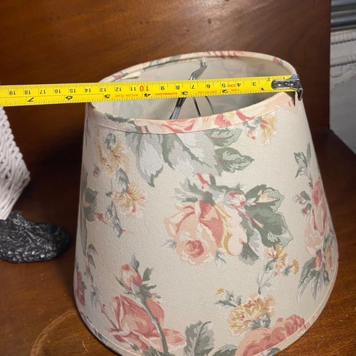 Paralume lampada vintage floreale con rose rosa e foglie verdi su bianco sporco - Foto 6 di 8