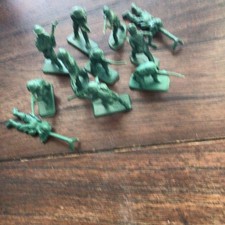Green Plastic Army Soldiers Lot Of 11 Made In Hong Kong