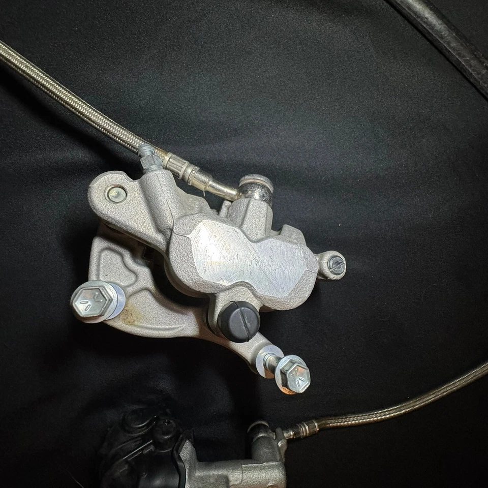 Conjunto de freno delantero YZ125 2021 OEM pinza de cilindro maestro Yamaha YZ 125 250 Foto 2 de 4