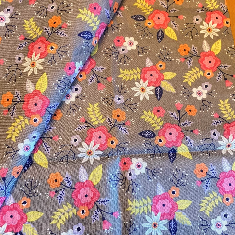 Tela floral dispersa de novedad de algodón gris acolchado 1,3 años Foto 4 de 4