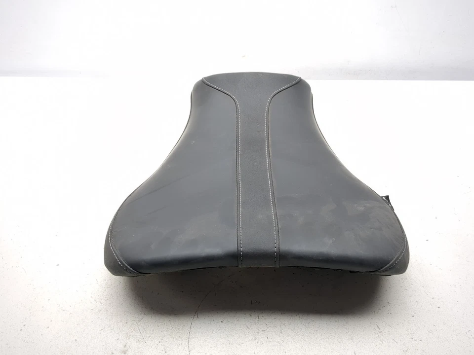 Assento dianteiro para motorista 06-12 Triumph Daytona 675R 2306512 - Imagem 3 de 4