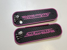 Simson Schwalbe Trittbretter Kohlefaser hochfest, wetterfest mit „Schwalbe“ pink