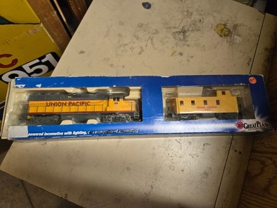 Bachmann HO Scale Union Pacific EMD GP40 Powered Locomotive w/ Caboose