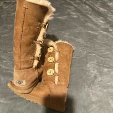 Womens 6 UGG~AUSTRALIA~Bailey, Button Triplet, S/N 1873~SUEDE +SHEEPSKIN Boots