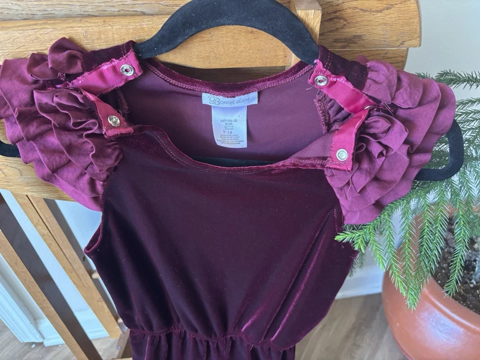 Mono con volantes de terciopelo color vino Bonnie Jean usado en excelente estado 14 $80 Foto 3 de 4