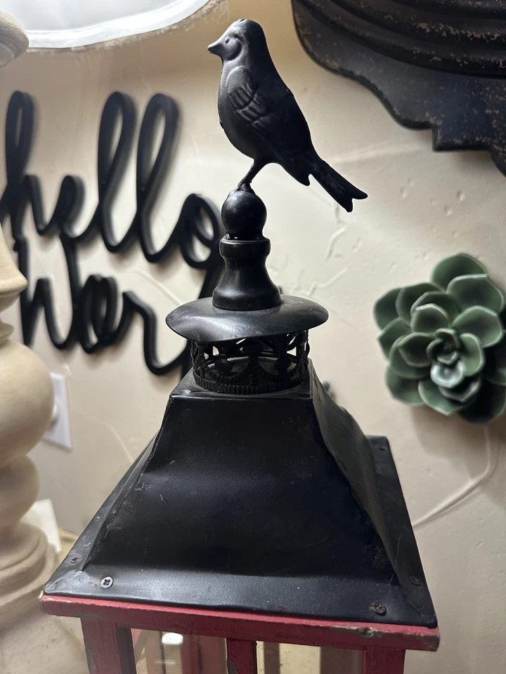 Linterna roja Country con pájaro en la parte superior de la puerta se abre para vela Foto 4 de 4