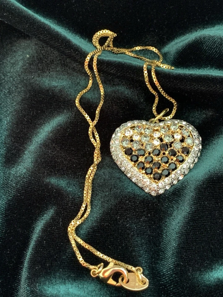 Elegante collar corazón pavé diamantes de imitación Avon transparente, gris, negro estrás usado en excelente estado Foto 3 de 4