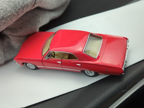 BRILLANTE NUOVO CON ETICHETTE SCALA 1:43 1967 CHEVY IMPALA ROSSO CREMISI PORTE APERTE LUNGHE 4,5" - Foto 17 di 24