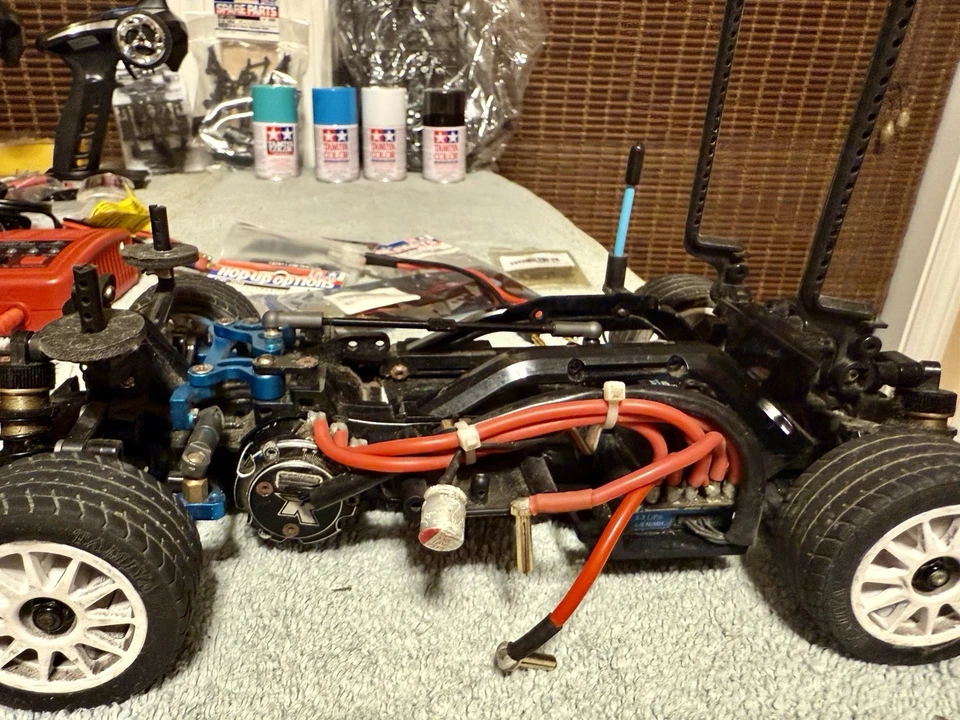 Tamiya MO5 Lote de 2 Chasis 1 con Muchos Cargador de Batalla Hop Ups, Piezas, Usado Foto 4 de 4