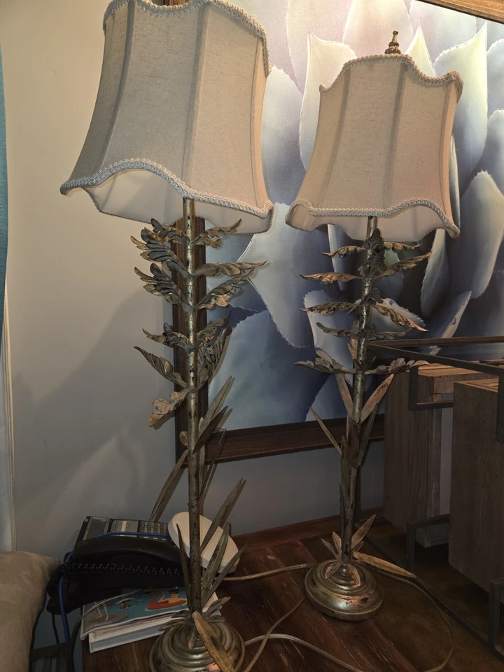 Par de lámparas de pie vintage de hoja - diseño ornamentado con cortinas Foto 2 de 2