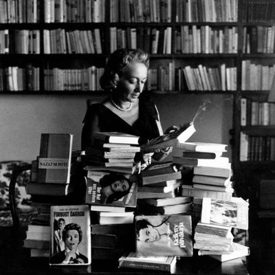 Italian writer poet partisan Alba De Cespedes watching cover of a - Old Photo