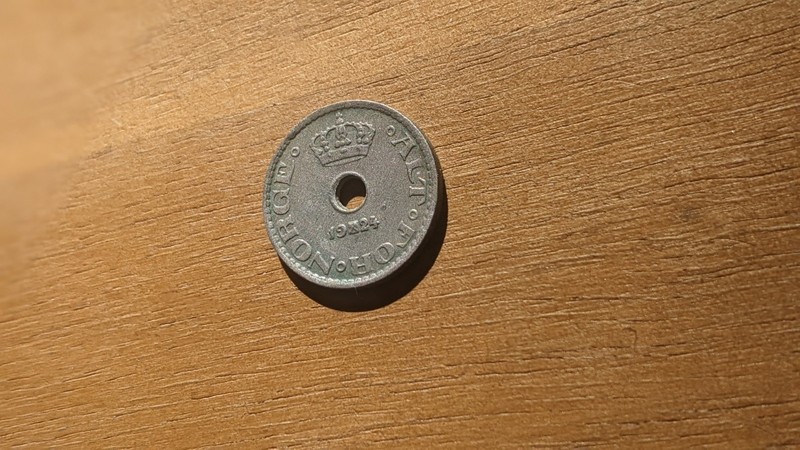 Norway  1924 10 Ore Crowned Hole Coin.