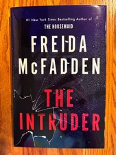 D-luxe hardcover edition              THE INTRUDER         Freida McFadden