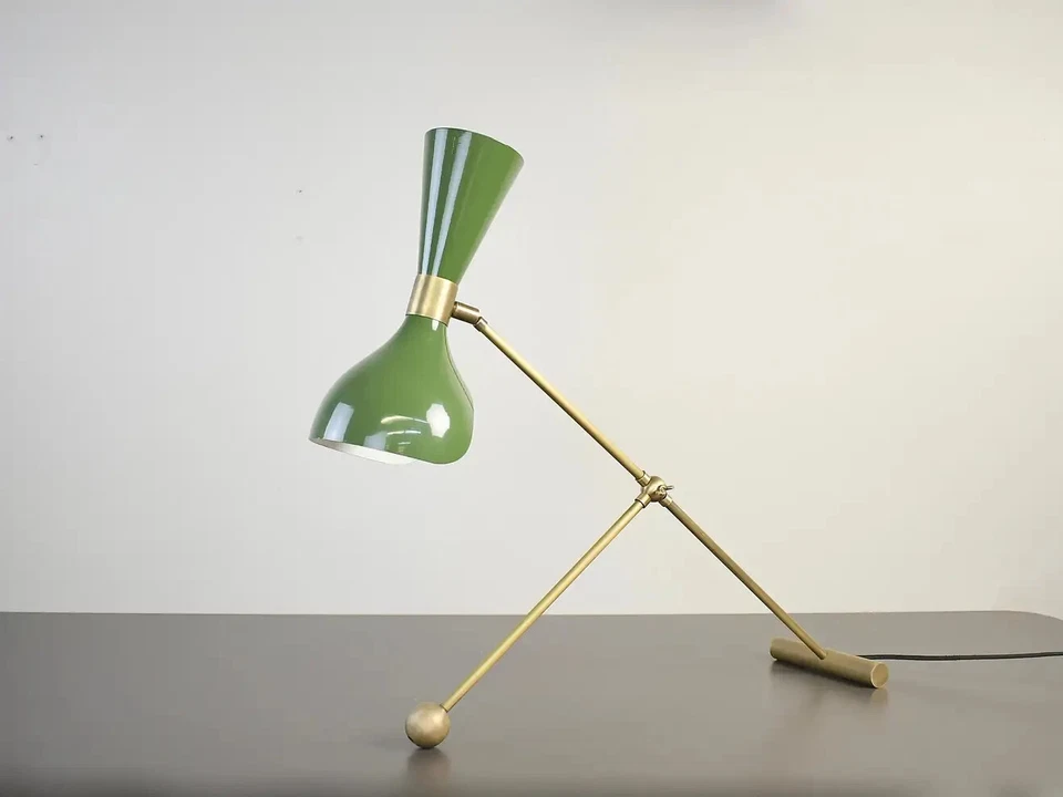 Lámpara de escritorio o lámpara de mesa Torno en esmalte olivino y metal lató... - Imagen 3 de 4