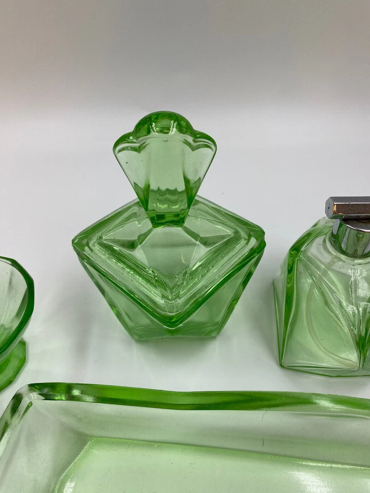 Grünes Pressglas Konvolut Waschtischgarnitur + 4 Stamperl - Bild 3 von 4