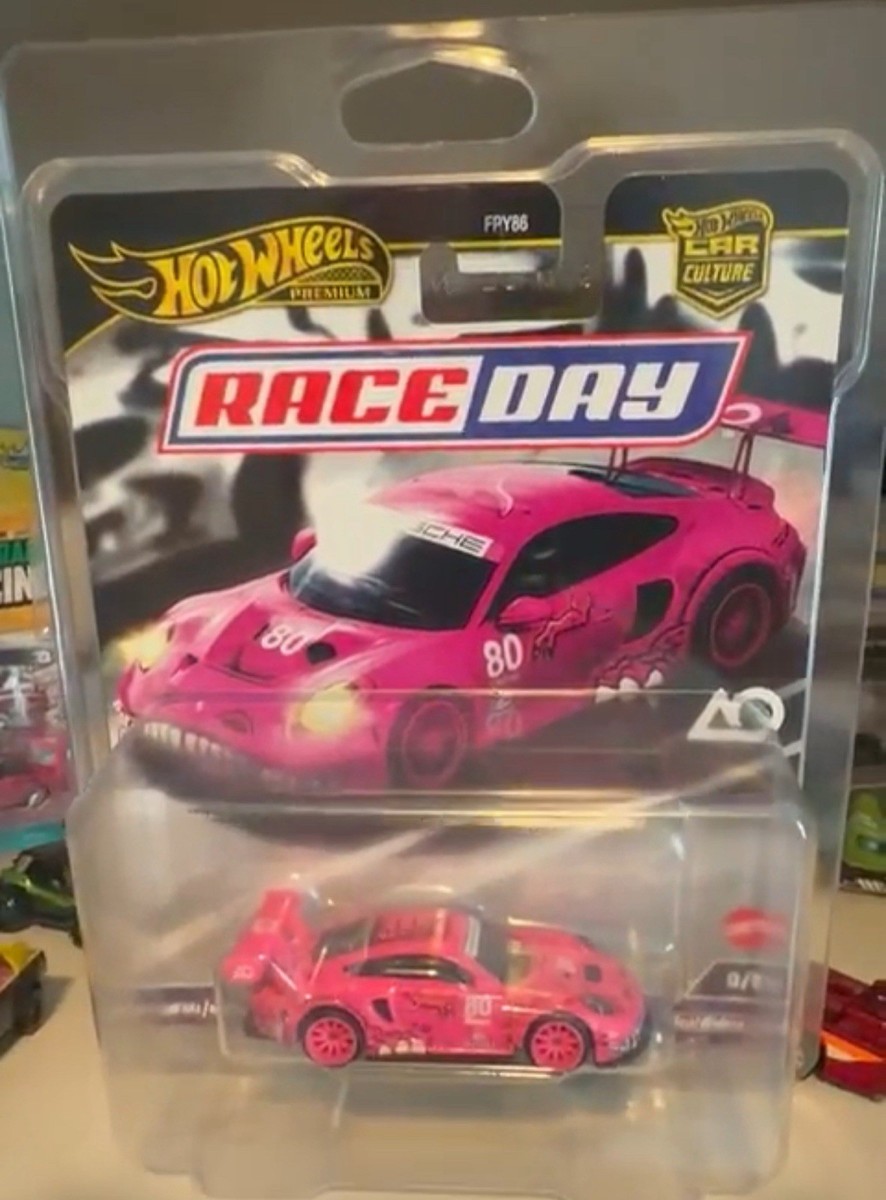 Hot Wheels Car Culture Roxy Porsche 911 GT3 R (992) Pink 1:64